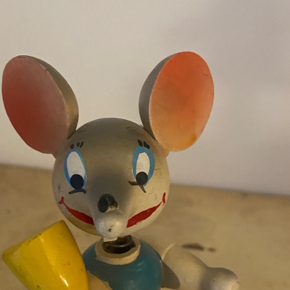 Vintage mouse holding a broom - Picture 5 of 8
